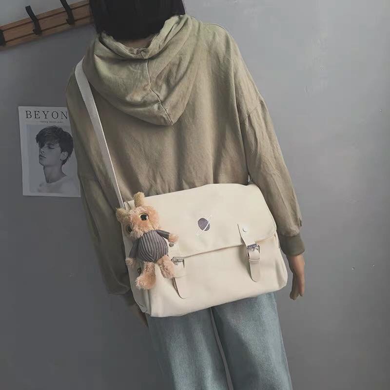 Với mỗi phong cách thời trang, trang phục khác nhau sẽ thích hợp với nhiều túi vải canvas có kiểu dáng khác nhau