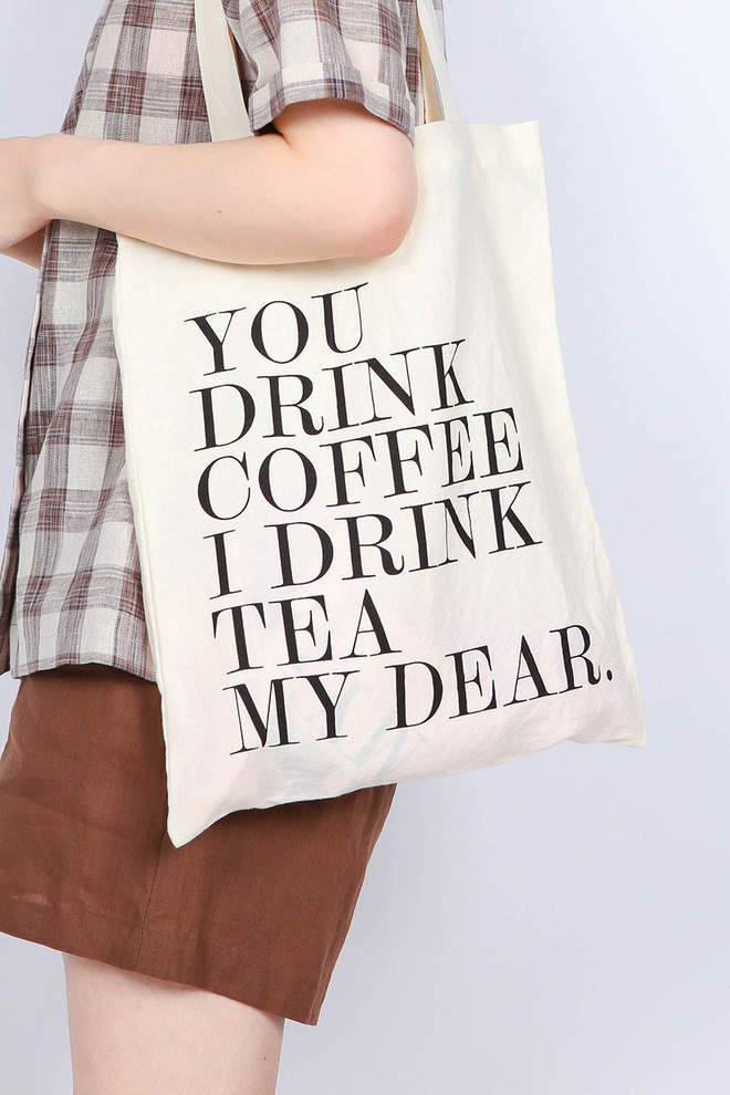 Các bạn sẽ không thể bỏ lỡ những chiếc túi vải tote họa tiết in sloagan vô cùng trendy này.