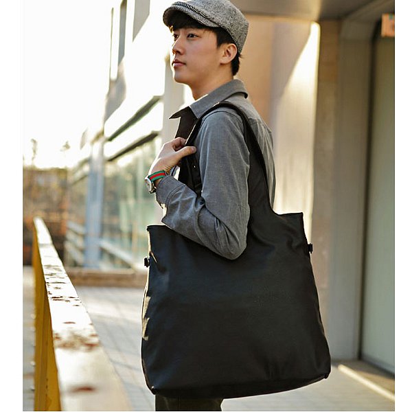 Túi tote vải canvas tưởng chỉ dành cho con gái bỗng dưng lại trở thành điều thú vị cho trang phục của các chàng trai.