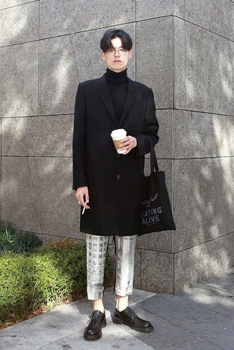 Phái nam chọn túi tote là phụ kiện đi kèm, cực yêu và mang lại cảm giác trendy vô cùng.