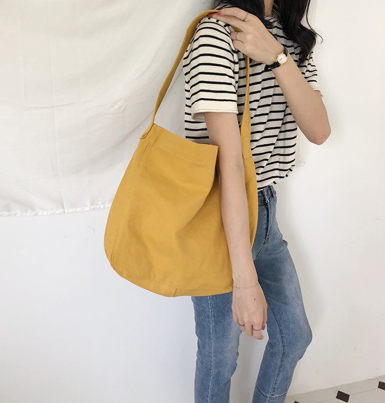 Dù chỉ là những chiếc túi tote trơn màu đơn giản nhưng vẫn đủ khả năng tạo nên điểm nhấn độc đáo cho phong cách của bạn
