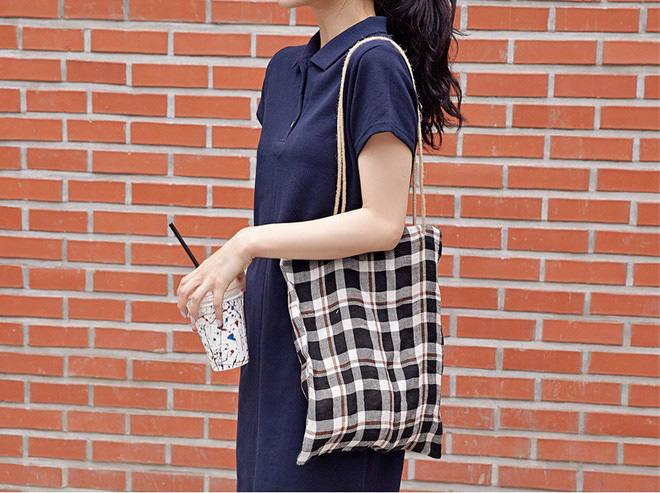 Những chiếc túi vải tote kẻ sọc sẽ không bao giờ lỗi mốt