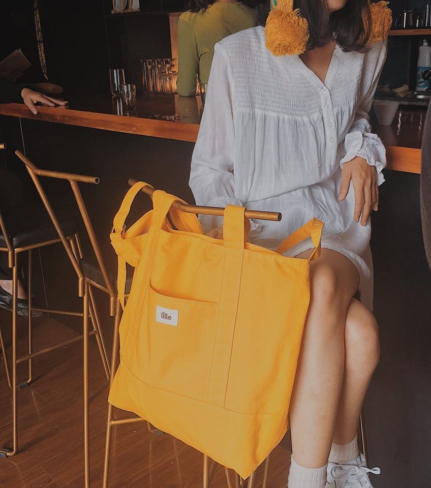 Và đối với các cô nàng “nấm lùn”, túi xách oversized là một món phụ kiện bạn nên tránh!
