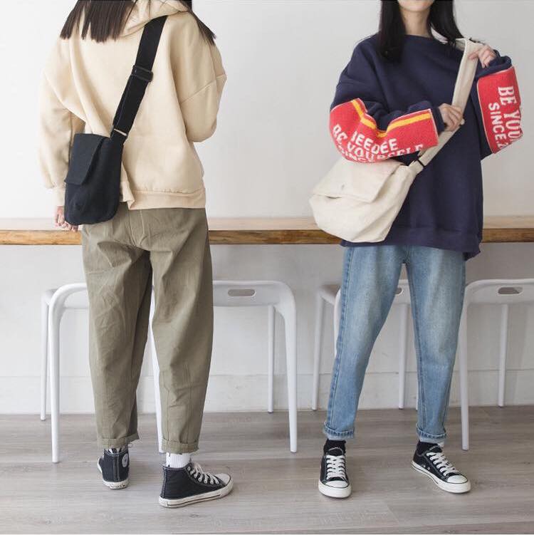 Không chỉ nên lưu ý về kích thước của chiếc túi, mà ngay cả quai đeo cũng cần được lưu tâm