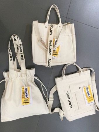 Những chiếc túi canvas 1 ngăn với nhiều kiểu dáng và họa tiết khác nhau trở thành một điểm nhấn trong gu thẩm mĩ cùng với tính ứng dụng cao