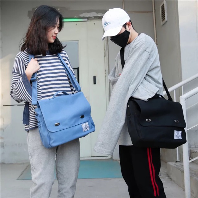 Một chiếc canvas bags đeo chéo 1 ngăn gọn nhẹ có thể mang theo rất nhiều thứ cùng với mẫu mã hiện đại