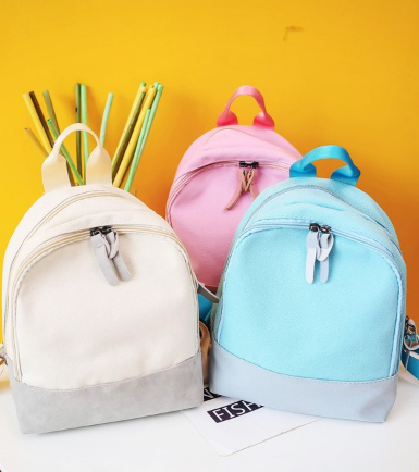 Balo mini canvas rất gọn nhẹ, không quá lớn và cồng kềnh như nhiều mẫu balo truyền thống, tiện lợi khi sử dụng.