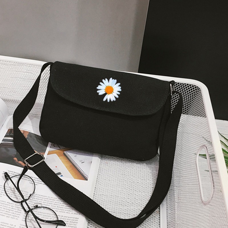 Canvas bag họa tiết hoa cúc G-Dragon là chiếc túi “Quốc dân” bởi túi thời trang, dễ sử dụng trong nhiều hoàn cảnh