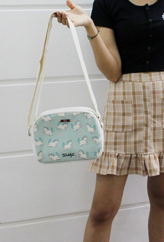 Những chiếc túi xách hộp đa màu sắc đựng đồ tiện dụng với một hoặc hai ngăn đơn giản đang được các tín đồ thời trang mê tít.