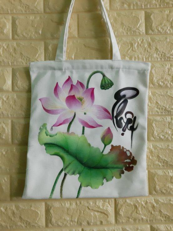 Chỉ cần lên ý tưởng cho một chiếc canvas bags và chút tỉ mỉ là bạn có ngay một chiếc túi đáng yêu, không “đụng hàng” với bất kỳ ai.