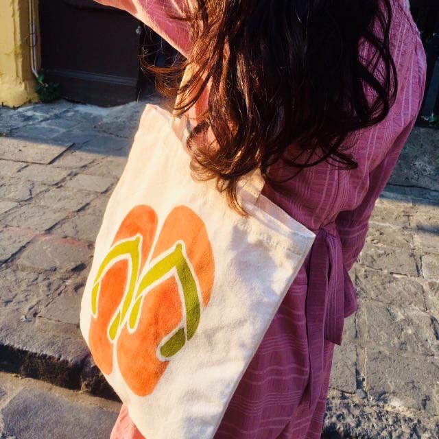 Canvas bags làm dịu cái nắng nóng của ngày hè, giúp bạn bắt nhịp xu hướng