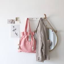 Túi Bucket canvas được xem như sự kết hợp tuyệt vời giữa sự tiện lợi và sức chứa của túi tote với tính thời trang và đa dụng của các loại túi đeo chéo khác