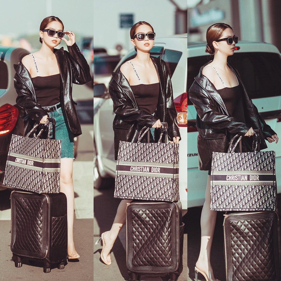 Túi book tote của Dior lấy cảm hứng từ họa tiết logo được Ngọc Trinh trưng dụng khi xách theo ra sân bay trong các chuyến đi công tác hoặc du lịch