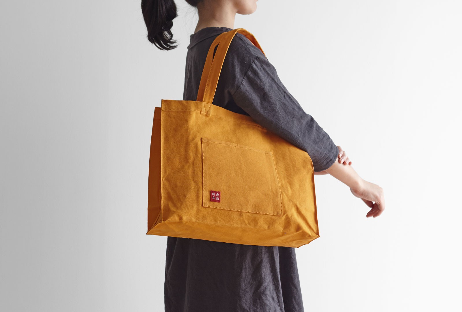 Các loại canvas bag dạng đeo vai hiện nay khá phổ biến, mang đến chất lượng tốt, mẫu mã đa dạng