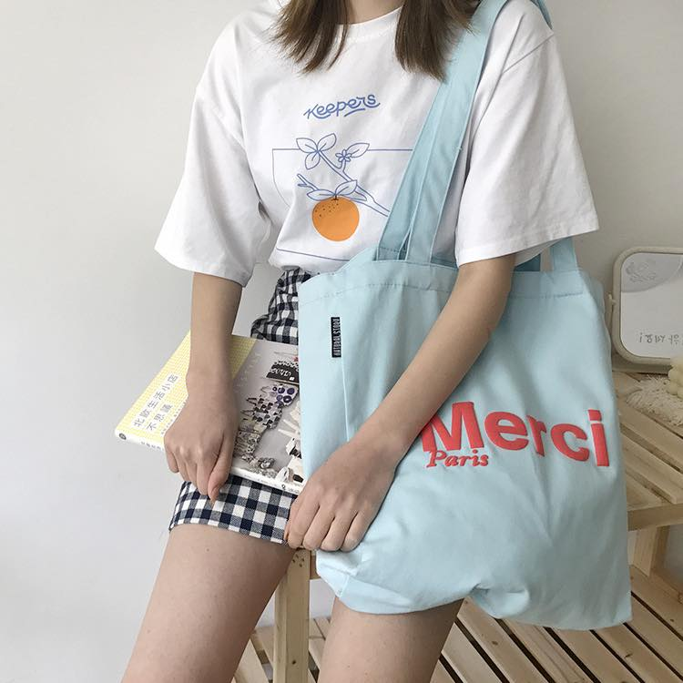 Màu sắc, kiểu dáng của trang phục phải nhẹ nhàng, xinh xắn thì mới hợp với phong cách của những chiếc túi vải canvas gam màu pastel