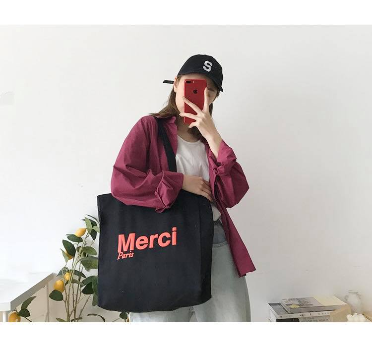 Túi vải canvas màu đen sẽ giúp bạn trở nên đẳng cấp, sang trọng và thu hút người đối diện hơn.