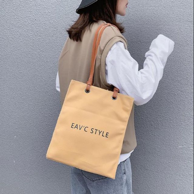Đừng bỏ qua một chiếc canvas bags màu nâu đất trong tủ đồ của mình nhé. Nó sẽ thực sự là vị cứu tinh cho bạn vào những lúc bí bách đó.