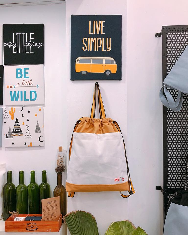 Ba lô dây rút vải canvas được thiết kế mang phong cách trẻ trung, gọn nhẹ, phù hợp với nhiều đối tượng khách hàng,