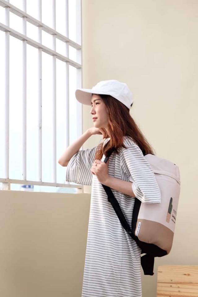 Balo hình trụ tròn vải canvas mới lạ, độc đáo mang lại phong cách trẻ trung, hiện đại phù hợp với nhiều lứa tuổi.