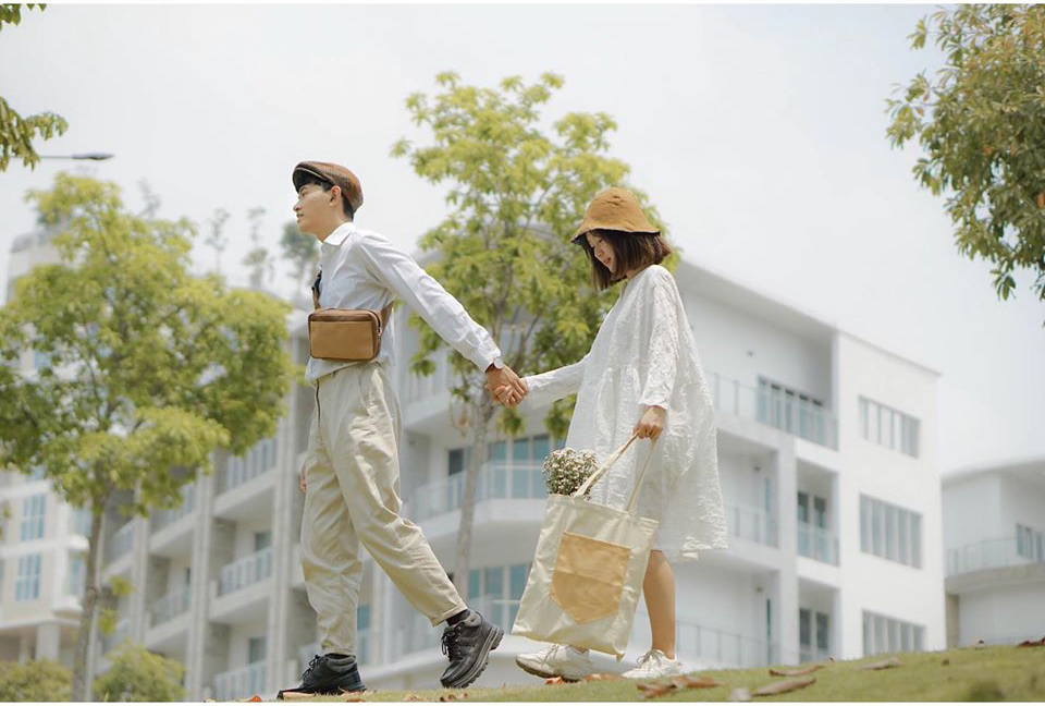 Kiểu chụp hình tay trong tay cùng nhau đi khắp thế gian với túi vải canvas