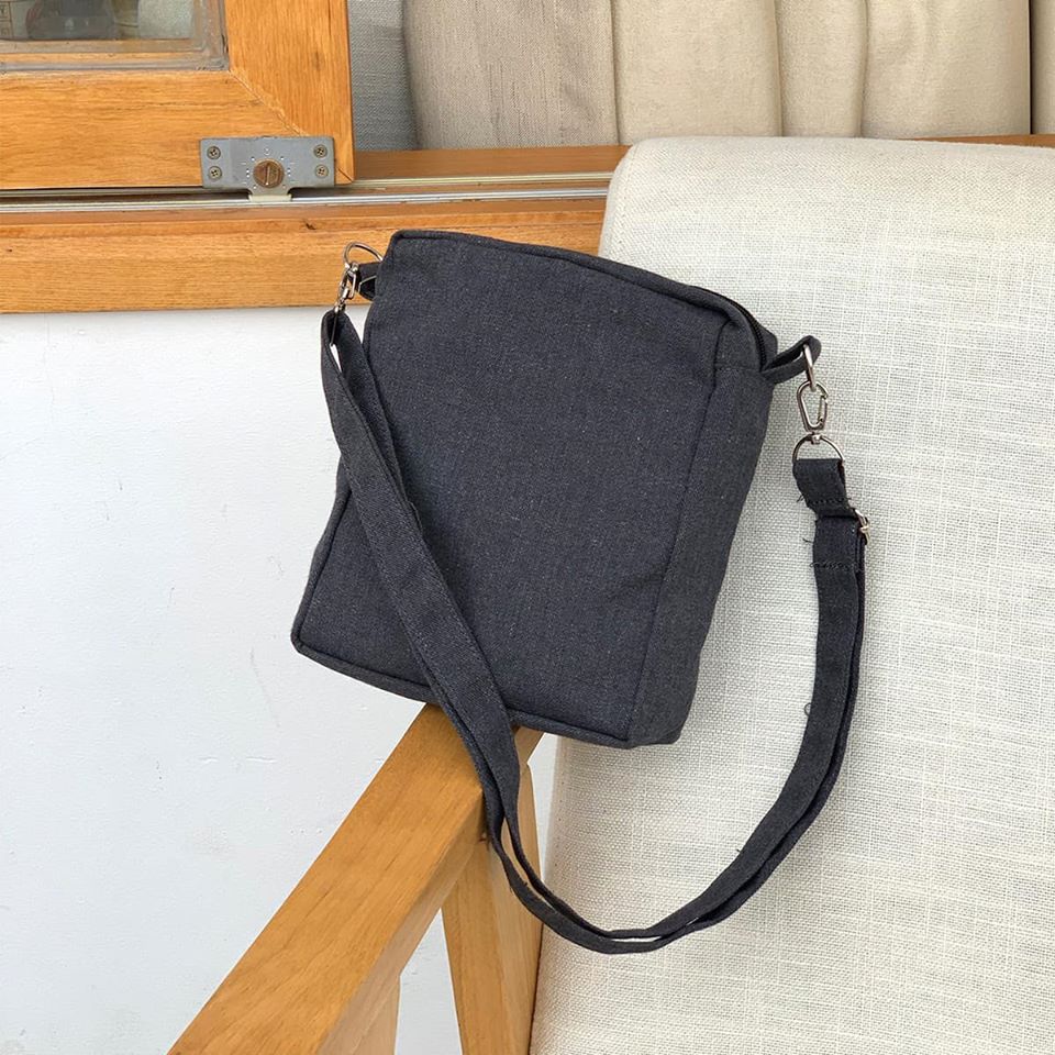 Túi đeo chéo hình hộp vuông canvas với kiểu dáng, thiết kế thời trang, cá tính, giúp bạn thể hiện phong cách riêng