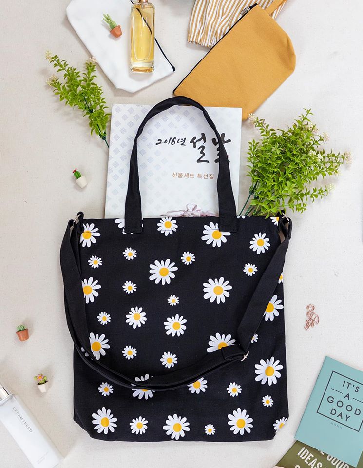 Được mệnh danh là "chiếc túi của sự tối giản" túi vải canvas hoa sẽ không làm bạn thất vọng về tính tiện dụng và thời trang