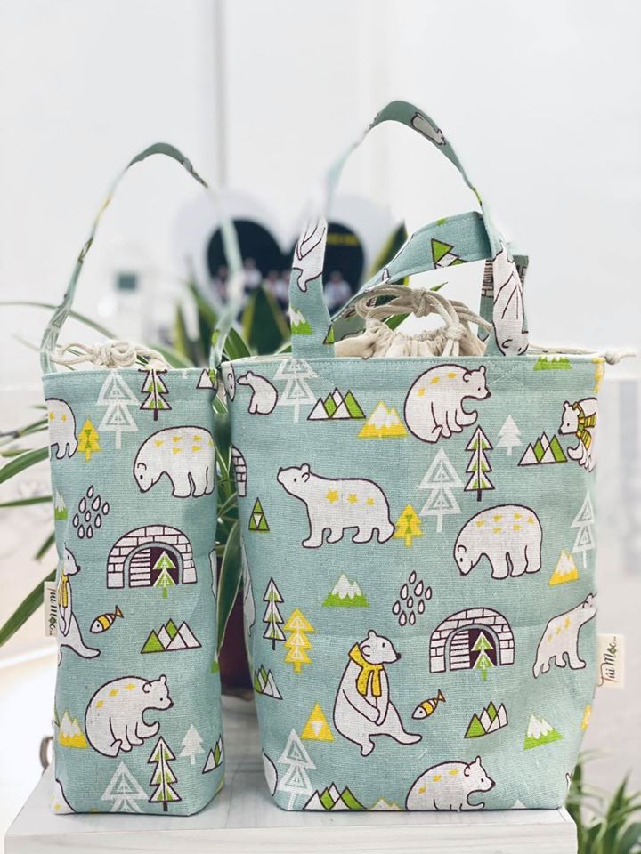 Túi đựng hộp cơm được sử dụng hàng ngày giúp người dùng dễ dàng mang xách cơm đi làm.