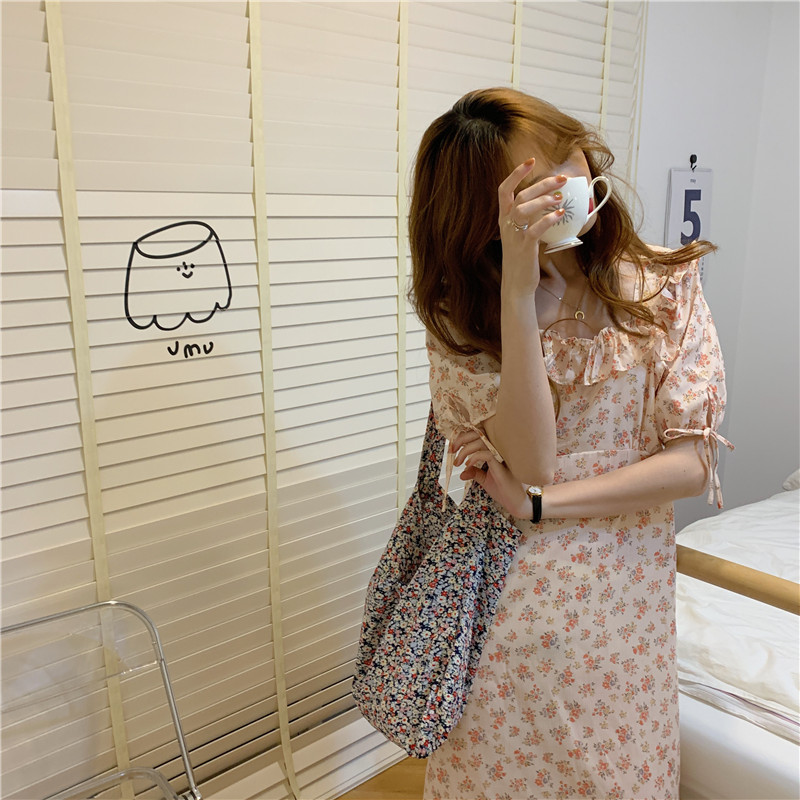 Chiếc túi vải canvas hình hoa có thể đồng hành cùng các bạn hằng ngày nhờ sự tiện dụng, giản đơn mà lại đặc biệt thu hút của nó
