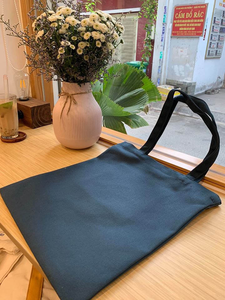 Túi canvas trơn màu đen có vẻ đơn giản là màu che được khuyết điểm, rất dễ mix đồ mang đến vẻ đẹp hấp dẫn