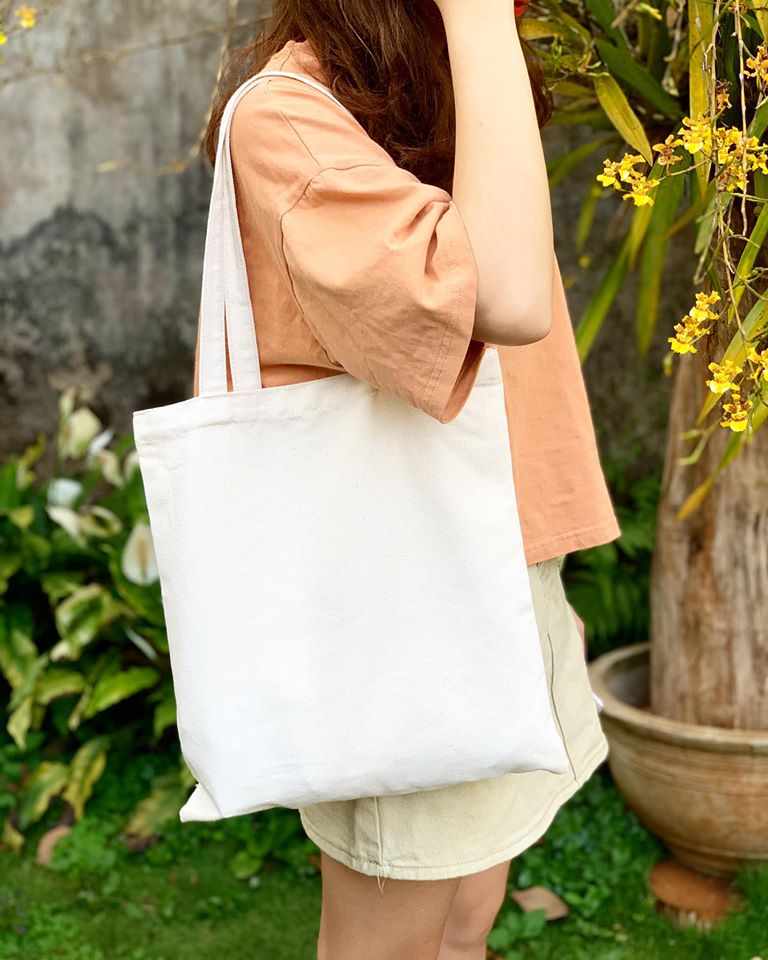 Túi canvas trơn màu trắng không kén người dùng, không bị lỗi mốt