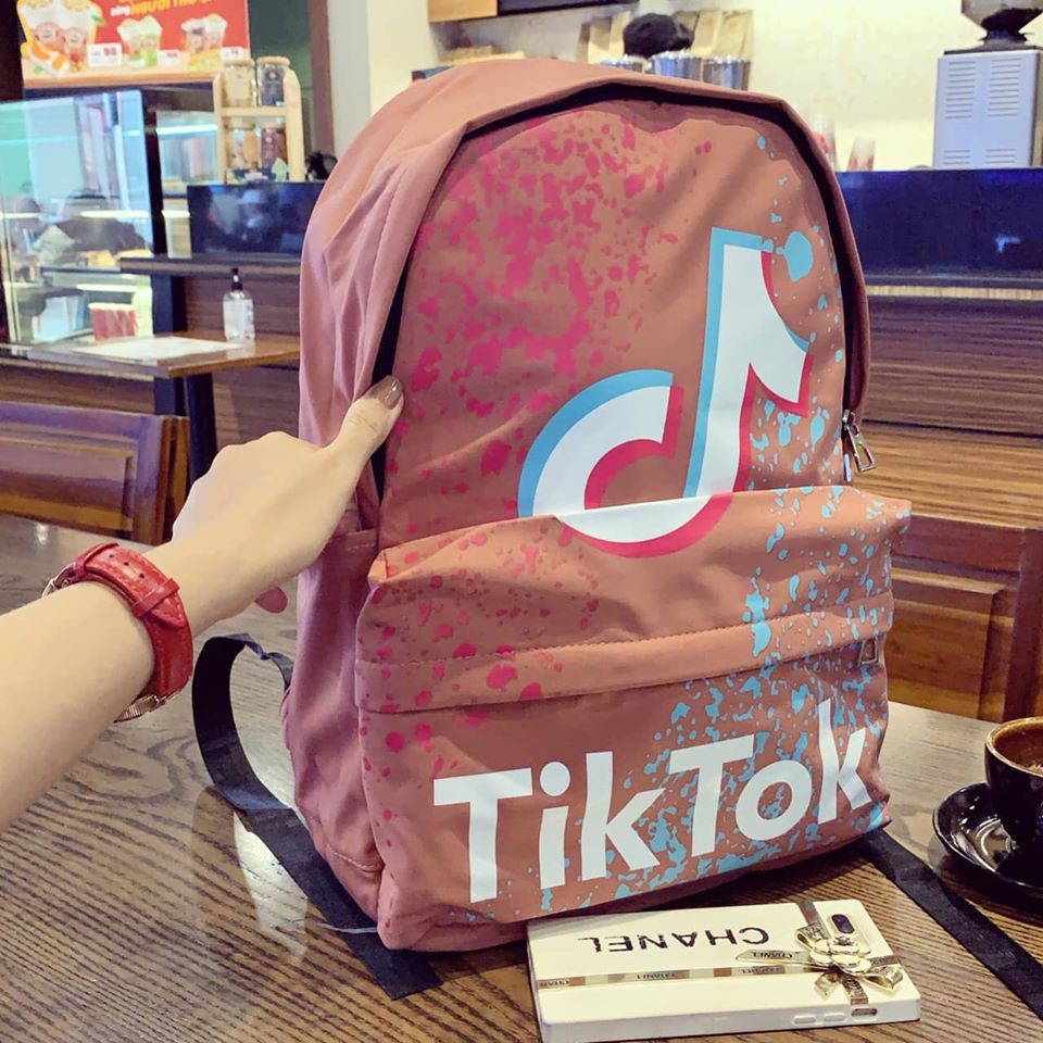 Balo canvas tik tok được rất nhiều khách hàng ưa dùng, hài lòng bởi những ưu điểm về thiết kế và tính năng của sản phẩm này