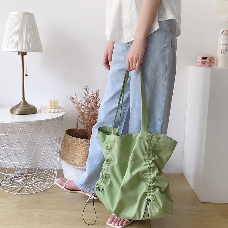 Trước khi chọn mua một chiếc túi xách vải, bạn nên cân nhắc kỹ về mục đích khi sử dụng chiếc túi đó để lựa chọn mẫu túi xách có kiểu dáng, kích thước phù hợp