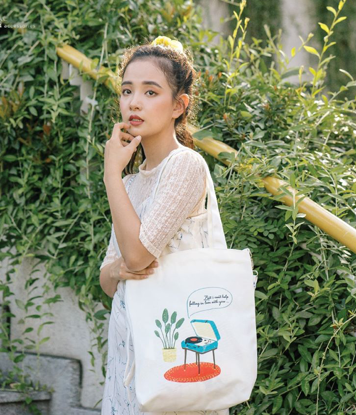 May túi vải bố làm quà tặng là biểu hiện sự quan tâm đến khách hàng và giúp cho mối quan hệ thêm gắn bó hơn