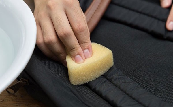 Xử lý các vết bẩn trước khi giặt balo và đồng thời xem xét kỹ các chú thích trên balo về việc giặt chúng