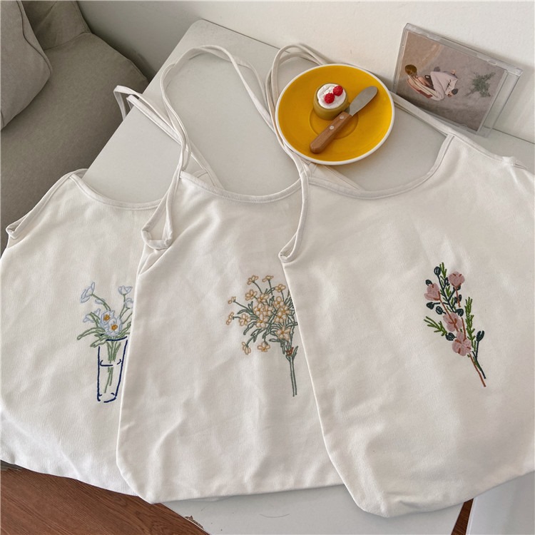 Túi xách vải canvas thêu tại Trí Việt ý nghĩa, sang trọng phù hợp với từng mục đích sử dụng khác nhau với giá thành hợp lý nhất.