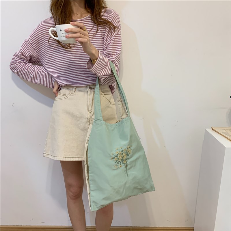 Túi xách canvas 2 mặt 2 màu khác nhau tiện dụng mang đến cho người sử dụng phong cách hiện đại với màu sắc trang nhã, sạch sẽ