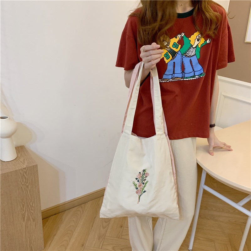 Túi vải canvas sử dụng 2 mặt với chất liệu, thiết kế bền chắc đáp ứng việc chứa đựng đồ