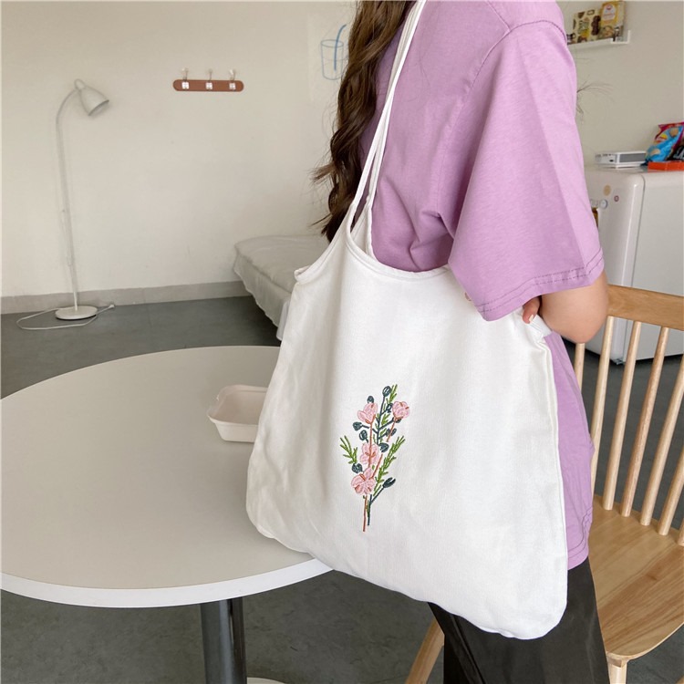 Túi tote tay nải canvas thêu hoa không chỉ đơn thuần dùng để đựng các đồ vật cần thiết mà còn là một item giúp tạo nên phong cách của người sử dụng