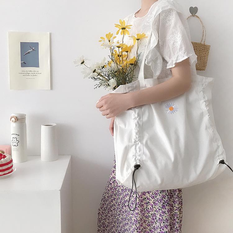 Sử dụng túi vải canvas rút dây dọc 2 bên thân túi vừa thuận tiện cũng là góp phần bảo vệ môi trường sống của chúng ta