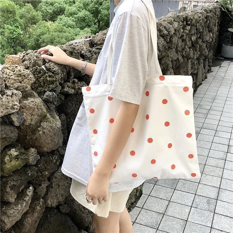 Từ thiết kế truyền thống cho đến những mẫu được cách điệu với điểm nhấn họa tiết chấm bi cho nàng vô cùng dịu dàng - nữ tính.
