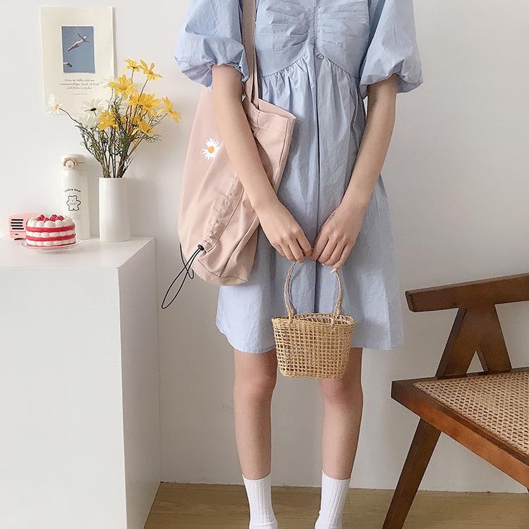 Ngoài sự tiện lợi ra thì túi xách canvas cũng rất dễ kết hợp với những set đồ của bạn, là một item bạn không thể không có trong tủ đồ của bạn