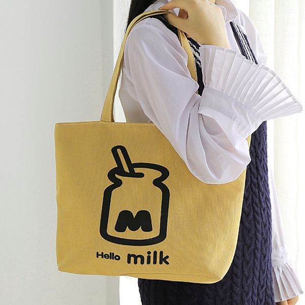 Túi vải canvas tạo điểm nhấn trong phong cách của giới trẻ và đang trở thành trendy hiện nay.