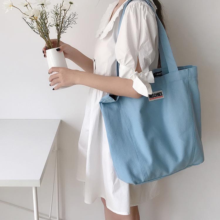 Túi xách vải bố thay cho lời tuyên ngôn về phong cách trẻ trung, năng động