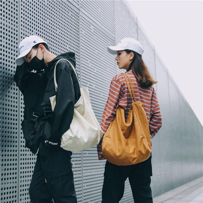 Túi xách canvas khiến bạn trở nên nổi bật hơn cùng với gu thời trang và phong cách đầy cá tính của mình.