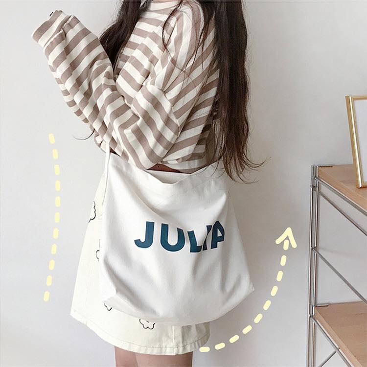 Túi Canvas màu trắng là món phụ kiện cực kỳ ăn ý giúp các nàng trở nên tỏa sáng ở bất cứ mọi nơi.