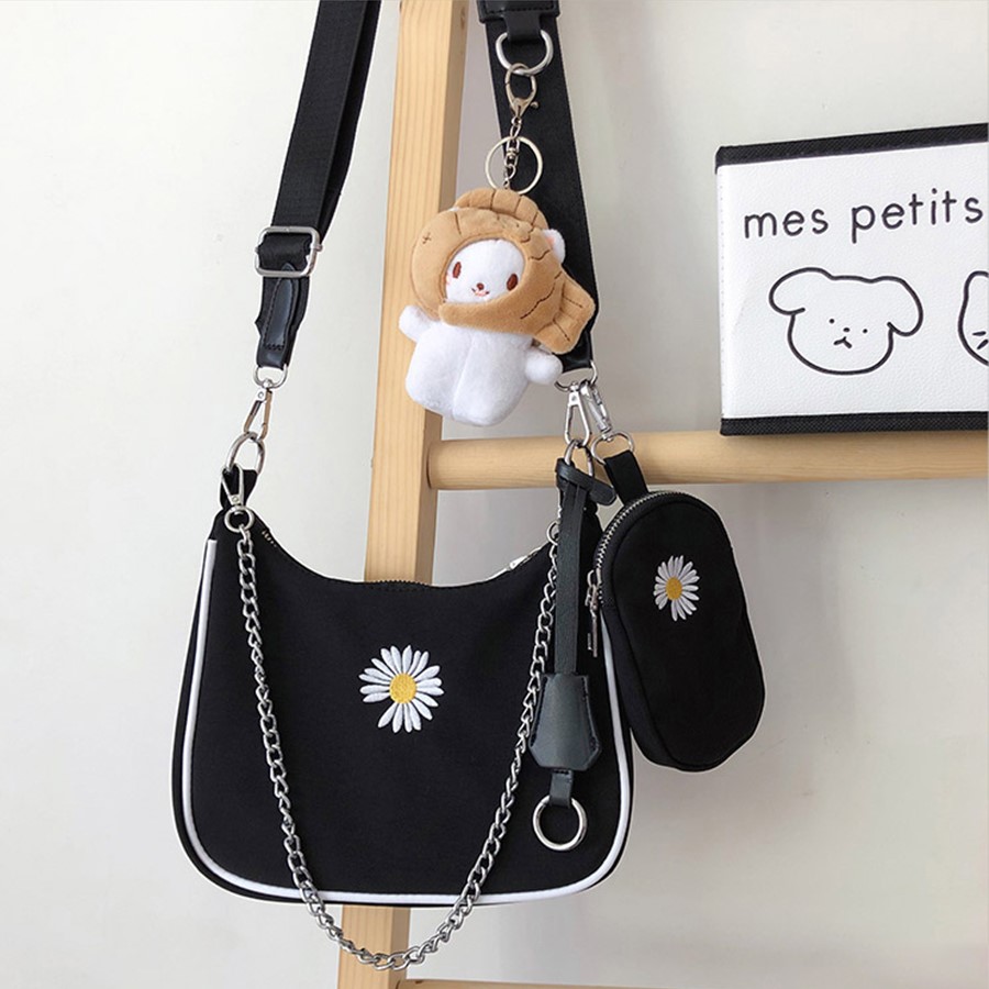 Túi canvas đeo chéo hoa cúc vượt trội về chất lượng lẫn kiểu dáng, là một chiếc túi đa-zi-năng, mang tính ứng dụng cao