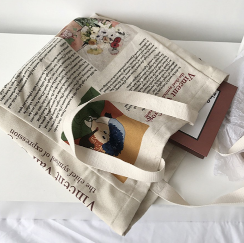 Với sự nổi bật trong thiết kế và tính năng mang lại, túi xách canvas báo in vintage nghiễm nhiên trở thành mẫu túi đang rất được lòng các bạn trẻ hiện nay