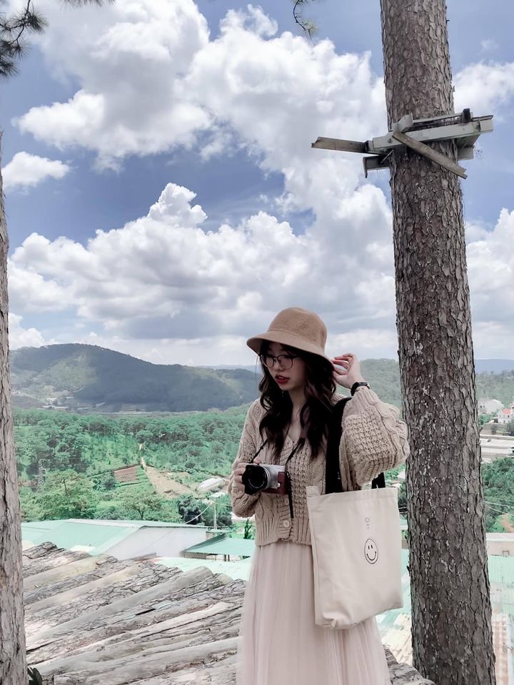 Gam màu trắng trong khung cảnh vàng rực màu hoa vàng lại trở nên vô cùng nổi bật