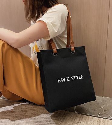 Chiếc túi xách vải canvas quai da này là vật bất ly thân với những cô nàng, chàng trai sành điệu, yêu thích thời trang và đam mê phong cách thời trang năng động.