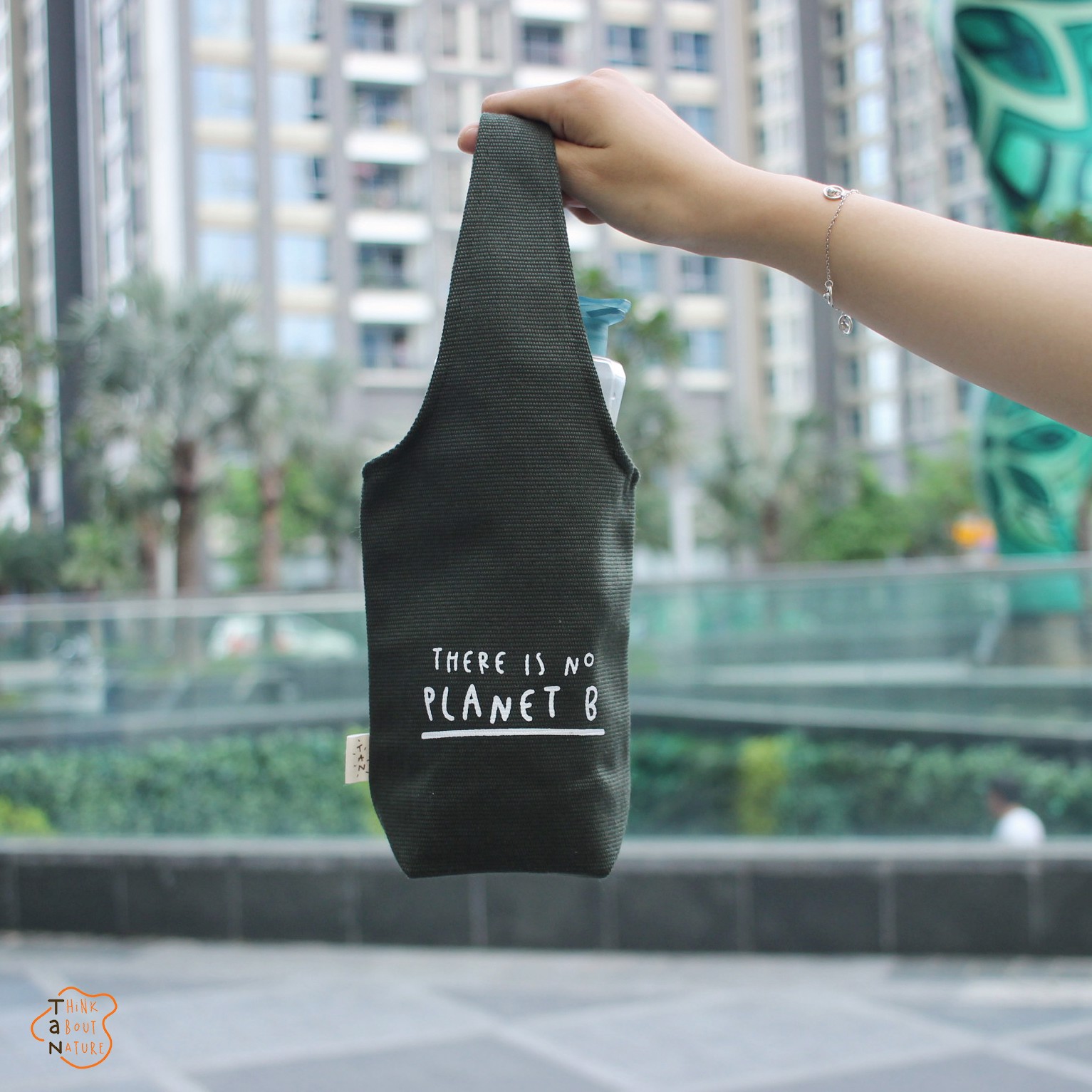 Túi canvas đựng chai nước có thiết kế đa năng vô cùng tiện lợi, tiết kiệm cho người sử dụng, rất thời trang và tinh tế